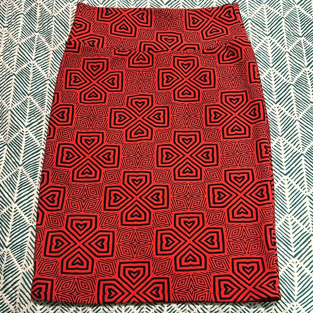 LuLaRoe Medium Valentine’s Day geometrical heart pattern. Like new